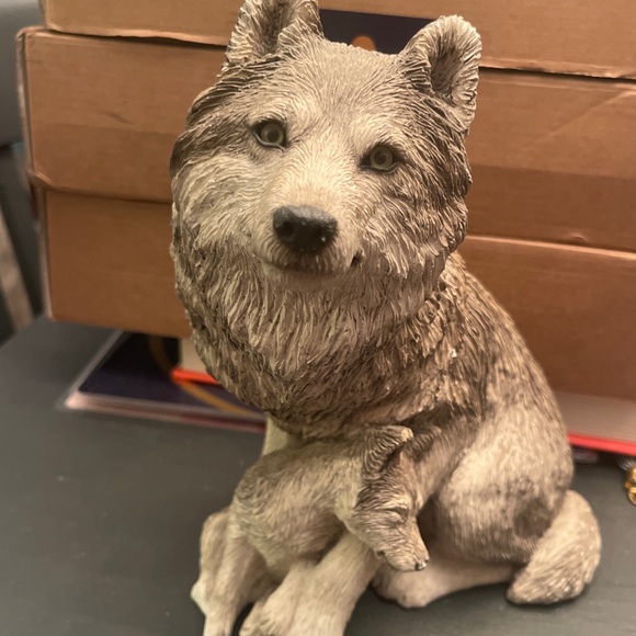 Sandra Brue Large Wolf Sculpture with pup pre owned - Picture 2 of 8